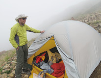 大雨・強風の中テントを設営。（白馬三山）