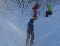 富士山ではアイゼン、ピッケルを装備して雪山を歩く練習をしました。