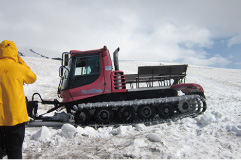 パスツーコフ岩付近までは雪上車で移動可能。