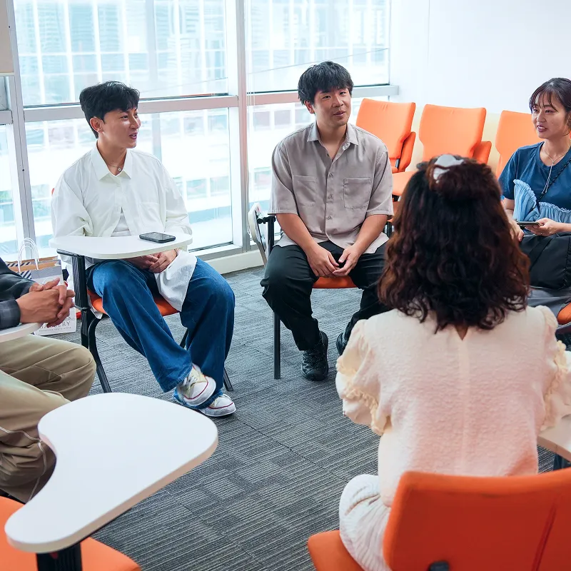 人が並んでいる画像